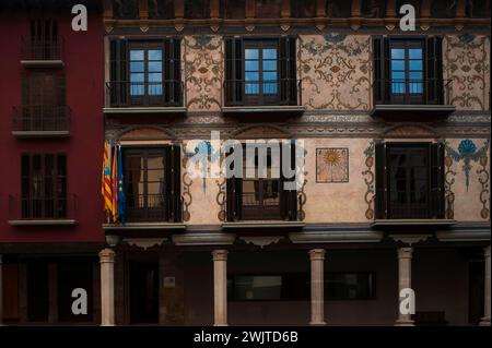 Grand « palais-maison » construit au milieu des années 1700, avec une décoration peinte ajoutée à la façade en 1828. Casa Heredia sur la Plaza Mayor à Graus, un village dans les Pyrénées espagnoles à Ribagorça ou Ribagorza comté, province de Huesca, Aragon, Espagne. Banque D'Images