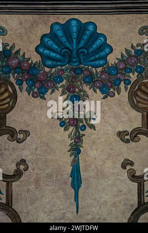 Swag floral bleu vif, peint en 1828 sur la façade de Casa Heredia, un grand «palais-maison» sur la Plaza Mayor à Graus, Ribagorça ou Ribagorza comté, province de Huesca, Aragon, Espagne. Banque D'Images