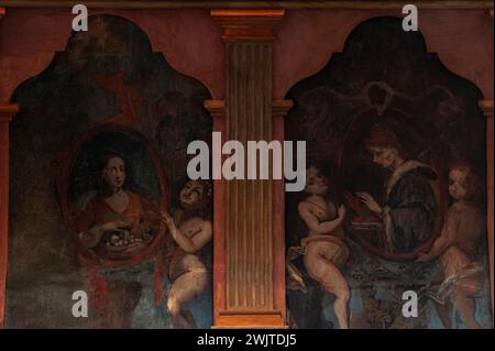 Peintures du début du XIXe siècle de style baroque. Ils représentent la vie extravagante du fils prodigue et ont été ajoutés en 1828 à l'avant-toit concave de la Casa Heredia, une maison sur la place principale à Graus, Ribagorça ou Ribagorza comté, province de Huesca, Aragon, Espagne. Banque D'Images