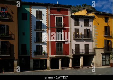 Statue blanche du Christ Rédempteur s'élève au-dessus des maisons sur la place principale de Graus, un village dans les Pyrénées espagnoles à Ribagorça ou Ribagorza comté, province de Huesca, Aragon, Espagne. Banque D'Images