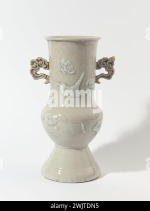 Vase. Porcelaine, dynastie Qing (1644-1912). Provenance : Chine. Paris, musée Cernuschi. 78838-29 Art asiatique, art chinois, art de vivre, céramique, céramique fine, dynastie Ching, dynastie Qing, dynastie Tsing, porcelaine, récipient, vase Banque D'Images