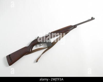 Armé. U.S. Carbine, calibre .30, M1. Arme neutralisée semi-automatique St Etienne. Métal, bois, coton filé, 1943. Musée général Leclerc de Hauteclocque et de la libération de Paris, Musée Jean Moulin. 78980-6 arme à feu, armée américaine, armement, arme, fusil, matériel militaire, guerre 1939-1945, guerre 39-45, seconde Guerre mondiale Banque D'Images