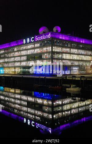 Glasgow Ecosse : 11 février 2024 : River Clyde la nuit avec le bâtiment BBC Scotland illuminé par le refelction d'eau. BBC Pacific Quay Banque D'Images