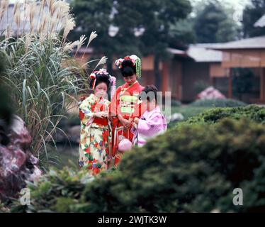 Japon. Kyoto. Gion. Culture geisha. Enfants posant en vêtements traditionnels. Banque D'Images