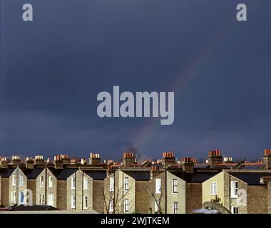 Angleterre. Londres. Clapham. Ciel orageux avec dos de maisons mitoyennes victoriennes. Banque D'Images