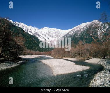 Japon. Nagano. Kamikōchi. Montagnes Hida avec rivière Azusa. Banque D'Images