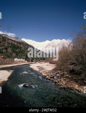 Japon. Nagano. Kamikōchi. Montagnes Hida avec rivière Azusa. Banque D'Images