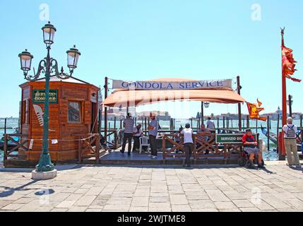 Front de mer près. Place des marques à Venise Italie avec des gondoles dans l'eau. Banque D'Images
