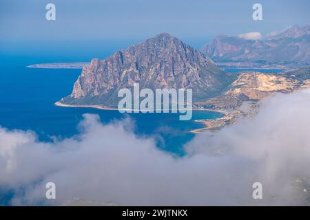 Vue panoramique du Mont Erice au Monte Cofano, dans l'ouest de la Sicile, à la mer Tyrrhénienne. Erice, Trapani, Sicile, Italie, Europe. Banque D'Images