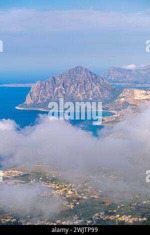 Vue panoramique du Mont Erice au Monte Cofano, dans l'ouest de la Sicile, à la mer Tyrrhénienne. Erice, Trapani, Sicile, Italie, Europe. Banque D'Images