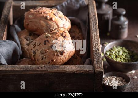 Rouleaux de citrouille sains faits de farine et de levain. Petits pains cuits dans une boulangerie. Banque D'Images