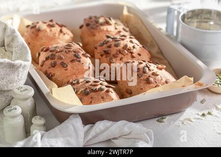 Rouleaux de citrouille dorée faits de farine et de levain. Petits pains cuits dans une boulangerie. Banque D'Images