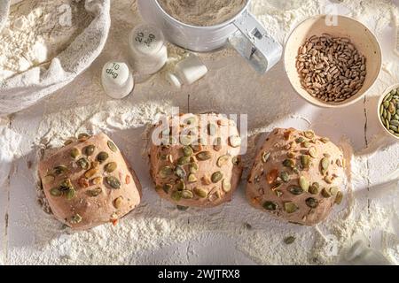 Rouleaux de citrouille faits maison à base de farine et de levain. Petits pains cuits dans une boulangerie. Banque D'Images