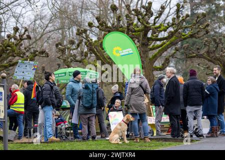 17 février 2024, Rhénanie-du-Nord-Westphalie, Bonn : des contre-manifestants se sont rassemblés à proximité à l'escale présumée du navire Godesia. La Werteunion (Union des valeurs) autour de l’ancien président de l’Office fédéral de protection de la Constitution, Maaßen, s’est réunie à Remagen sur le Rhin pour fonder un parti. Selon un journaliste de la dpa, Maaßen et une vingtaine de partisans sont montés à bord du navire samedi dans le district de Rolandseck, qui a ensuite mis les voiles. La Werteunion avait gardé secret l'emplacement de la fondation - Bonn avait d'abord été nommé comme lieu. Photo : Thomas Banneyer Banque D'Images