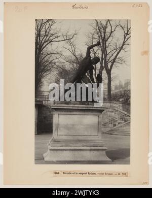 Blancard, Hippolyte (1843 - D.1924), statue en bronze d'Hercule combattant Acheloüs transformée en serpent dans le jardin des Tuileries, 1er arrondissement, Paris (titre factice), 1890. Tirage platine. Musée Carnavalet, histoire de Paris. Banque D'Images