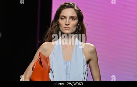 Madrid, Espagne. 17 février 2024. Un mannequin porte la collection « inuñez » lors de la Pasarela Cibeles Mercedes-Benz Fashion week Madrid 2024 à Madrid, le samedi 17 février 2024. Crédit : CORDON PRESS/Alamy Live News Banque D'Images