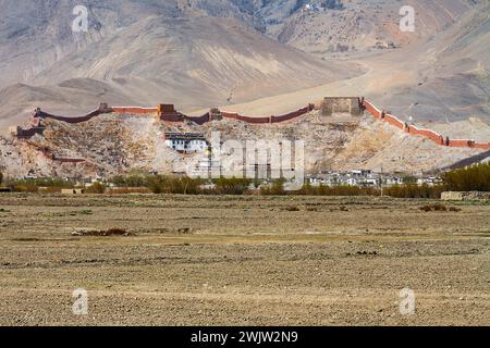 Vue panoramique sur la ville fortifiée de Gyangtse et le monastère de Palcho, comté de Gyantse, préfecture de Shigatse, région autonome du Tibet. Chine. Banque D'Images