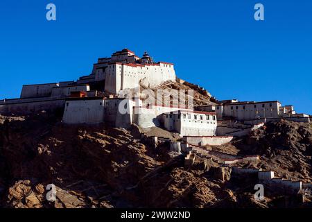 La forteresse de Gyantse ou Gyantse Dzong est l'un des dzongs les mieux conservés du Tibet, situé au-dessus de la ville historique de Gyantse sur un énorme éperon de gre Banque D'Images