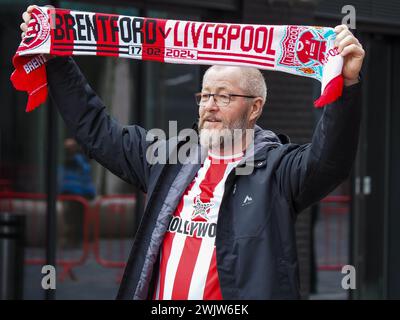 Londres, Royaume-Uni. 17 février 2024. Un supporter de Brentford prêt pour le match de premier League entre Brentford et Liverpool au Gtech Community Stadium, Londres, Angleterre, le 17 février 2024. Photo de Phil Hutchinson. Utilisation éditoriale uniquement, licence requise pour une utilisation commerciale. Aucune utilisation dans les Paris, les jeux ou les publications d'un club/ligue/joueur. Crédit : UK Sports pics Ltd/Alamy Live News Banque D'Images