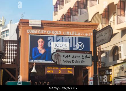 Une photo du panneau de rue a à l'entrée du souk de l'or de Dubaï. Banque D'Images