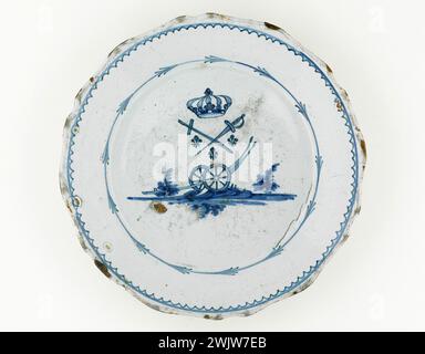 Anonyme. Plaque. Faïence. Vers 1789. Paris, musée Carnavalet. 70955-50 Canon, Crown, Epee, Faience, Lys, motif décoratif, période révolutionnaire, vaisselle, assiette Banque D'Images