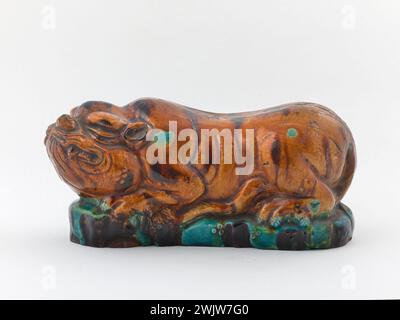 Tigre adjoint sur un rocher. Terre cuite avec glaçage ambre, brune, violet et turquoise. Paris, musée Cernuschi. 78840-31 Art asiatique, céramique ancienne, couvert, email, glacure, poterie chinoise, terre cuite emaillee, animal, nature Banque D'Images