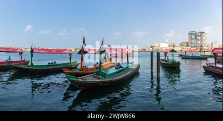 Une photo de bateaux abra à la crique de Dubaï. Banque D'Images