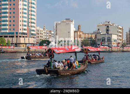 Une photo de bateaux abra à la crique de Dubaï. Banque D'Images