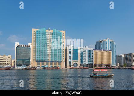 Une photo de quelques bâtiments qui bordent la crique de Dubaï. Banque D'Images