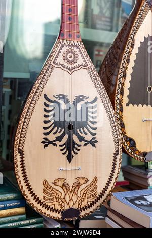 Pristina, Kosovo - 5 février 2024 : cifteli albanais traditionnel, instrument folklorique à double cordes vendu dans une librairie de Pristina, au Kosovo. Banque D'Images