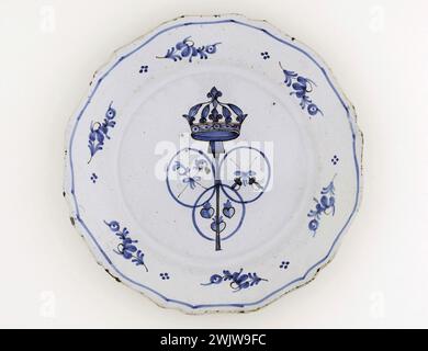 Anonyme. Plaque. Faïence. Vers 1789. Paris, musée Carnavalet. 70955-25 arme, coeur, Couronne, épée, faïence, motif décoratif, période révolutionnaire, pic, vaisselle, assiette Banque D'Images