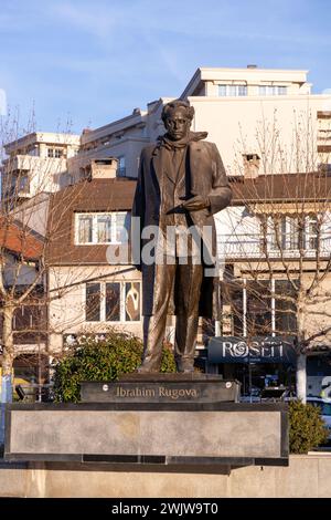 Pristina, Kosovo - 5 février 2024 : statue en bronze d'Ibrahim Rugova, le président respecté du Kosovo jusqu'à sa mort, localisée mère Teresa Bouleva Banque D'Images