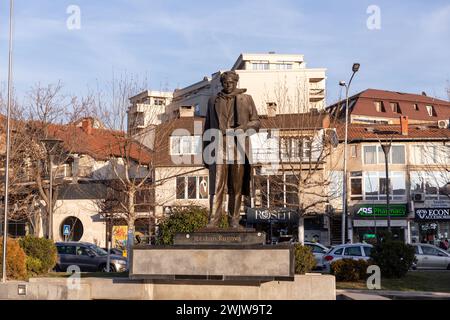 Pristina, Kosovo - 5 février 2024 : statue en bronze d'Ibrahim Rugova, le président respecté du Kosovo jusqu'à sa mort, localisée mère Teresa Bouleva Banque D'Images