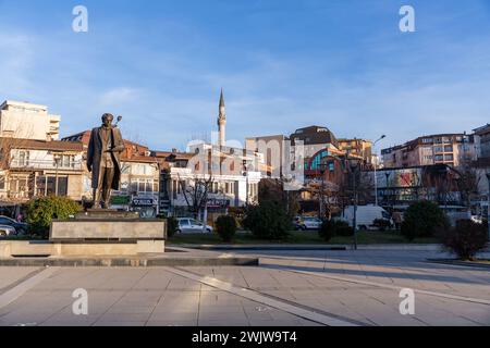 Pristina, Kosovo - 5 février 2024 : statue en bronze d'Ibrahim Rugova, le président respecté du Kosovo jusqu'à sa mort, localisée mère Teresa Bouleva Banque D'Images