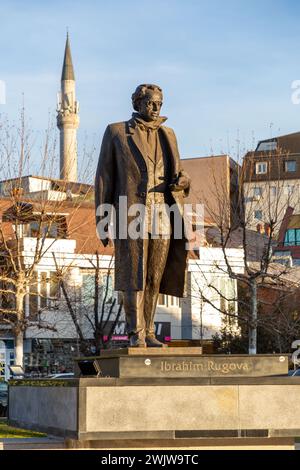 Pristina, Kosovo - 5 février 2024 : statue en bronze d'Ibrahim Rugova, le président respecté du Kosovo jusqu'à sa mort, localisée mère Teresa Bouleva Banque D'Images