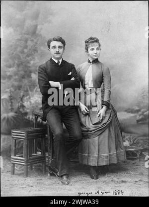 Georges et Jeanne', petits-enfants de Victor Hugo, écrivain français. Photographie de Nadar (1820-1910), 1884. Paris, Maison de Victor Hugo. 33071-12 écrivain français, au pied, famille, frère, livre, petit-fils, petite-fille, portrait, soeur, 19e XIX 19e 19e siècle Banque D'Images