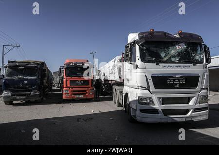 Rafah, Territoires palestiniens. 17 février 2024. Des camions chargés d'aide internationale entrent à Gaza par le poste frontière de Kerem Shalom. Crédit : Abed Rahim Khatib/dpa/Alamy Live News Banque D'Images