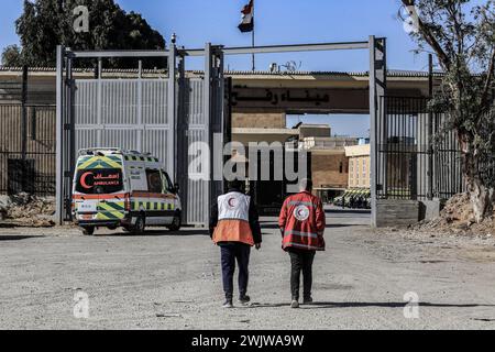 Rafah, Territoires palestiniens. 17 février 2024. Les ambulanciers paramédicaux du Croissant-Rouge palestinien passent devant le poste frontière de Rafah. Crédit : Abed Rahim Khatib/dpa/Alamy Live News Banque D'Images