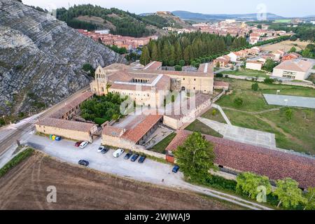 Vue aérienne de la ville Aguilar de Campoo dans la soirée d'été, Espagne, Europe Banque D'Images