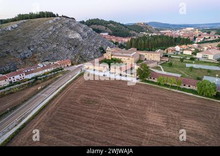 Vue aérienne de la ville Aguilar de Campoo dans la soirée d'été, Espagne, Europe Banque D'Images