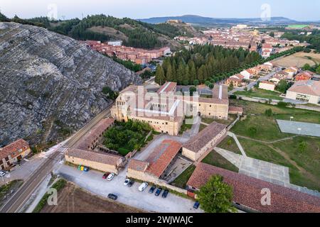 Vue aérienne de la ville Aguilar de Campoo dans la soirée d'été, Espagne, Europe Banque D'Images