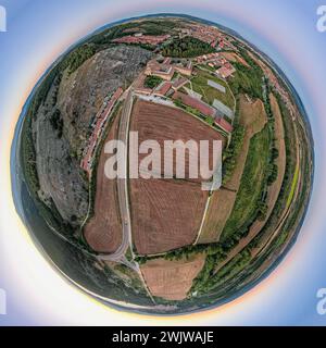 360 vue aérienne de la ville Aguilar de Campoo dans la soirée d'été, Espagne, Europe Banque D'Images