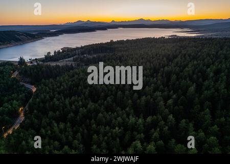 Vue aérienne du barrage d'eau de la ville par Aguilar de Campoo dans la soirée d'été, Espagne, Europe Banque D'Images