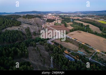 Vue aérienne de la ville Aguilar de Campoo dans la soirée d'été, Espagne, Europe Banque D'Images