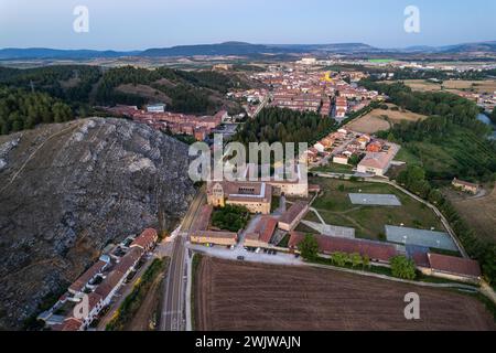 Vue aérienne de la ville Aguilar de Campoo dans la soirée d'été, Espagne, Europe Banque D'Images