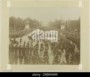 Funérailles de Victor Hugo, la procession et le corbillard place de la Concorde. 'Défilé de la procession dans l'avenue des champs-Elysées, le Corbillard'. Paris (VIIIème arr.), 1er juin 1885. Photographie de Louis-Antonin Neurdein (1846-vers 1915). Paris, maison de Victor Hugo. 58585-1 à cheval, armée française, avenue des champs-Elysées, cavalerie, corbillard, cortege funebre, défilé, écrivain francais, foule, funérailles, obseques, place de la Concorde, scène rue, soldat français, troupe, VIIIE VIII 8ème 8ème arrondissement Banque D'Images