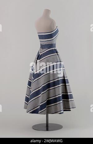Jeanne Lanvin (1867-1946) et Castillo (Antonio Canovas del Castillo del Rey, dit) (1908-1984). Ensemble été. Marque : 'Jeanne Lanvin - Castillo'. Coton menaçant avec des rayons blancs et bleu-gris de type 'toile de matelas'. 1950-1956. Galliera, musée de la mode de la ville de Paris. 50633-6 Blue-gris, Summer Set, haute Couture, marque Jeanne Lanvin-Castillo, mode féminin, modèle féminin, ligne blanche, coton serge, matelas toile type a. Banque D'Images