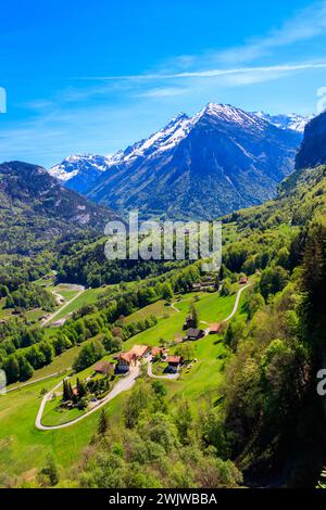 Vue panoramique de Meiringen, près des chutes de Reichenbach (Reichenbachfall) dans les Alpes suisses en Suisse Banque D'Images