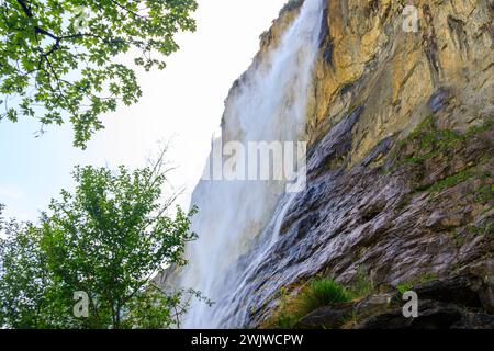 Vue sur les chutes de Staubbach à Lauterbrunnen, Oberland bernois, Suisse Banque D'Images