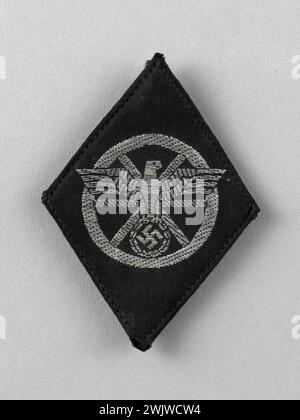 Guerre 1939-1945. Badge de conducteur qualifié NSKK. Musée général Leclerc de Hauteclocque et de la libération de Paris, Musée Jean Moulin. 75313-2 Aigle nazi, armée allemande, corps de transport nazi, Croix Range, Guerre 1939-1945 39-45, IIIEME 3ème 3ème Reich, insigne, militaire, marque distinctive, NSKK, objet, Organisation paramilitaire, Parti nazi, seconde Guerre mondiale, symbole nazi, troisième Reich Banque D'Images
